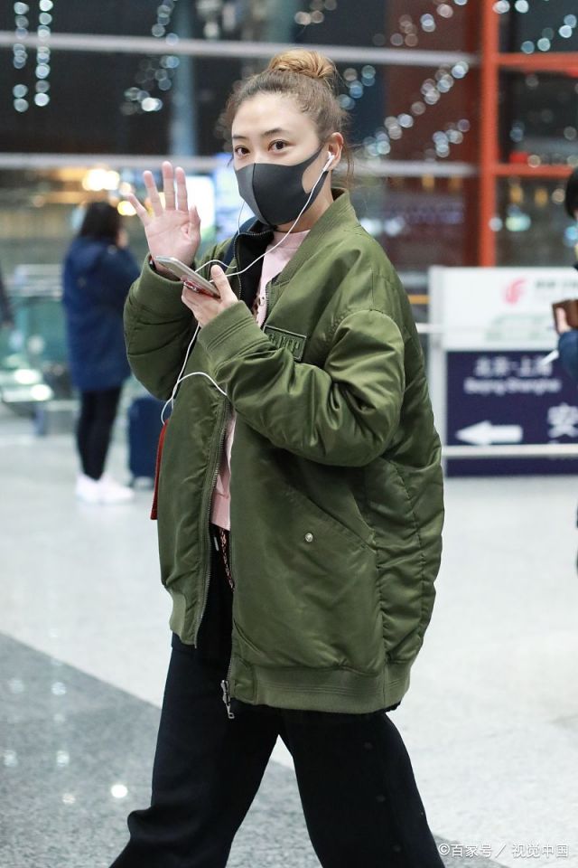 应采儿深夜独自一人现身机场,美女扎丸子头素颜被爆怀了二胎!